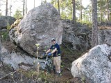 hannu boulderkivella * Hannu ja Bemb�len yksi boulderikivist� * 800 x 600 * (170KB)